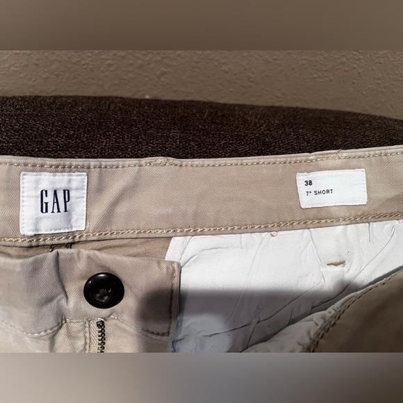 GAP men’s khaki 7 in shorts 38 in waist. - Picture 3 of 4